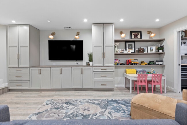 Building Photo - 3438 N Paulina St