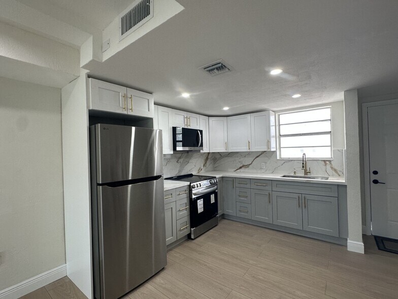 Building Photo - 465 Swallow Dr