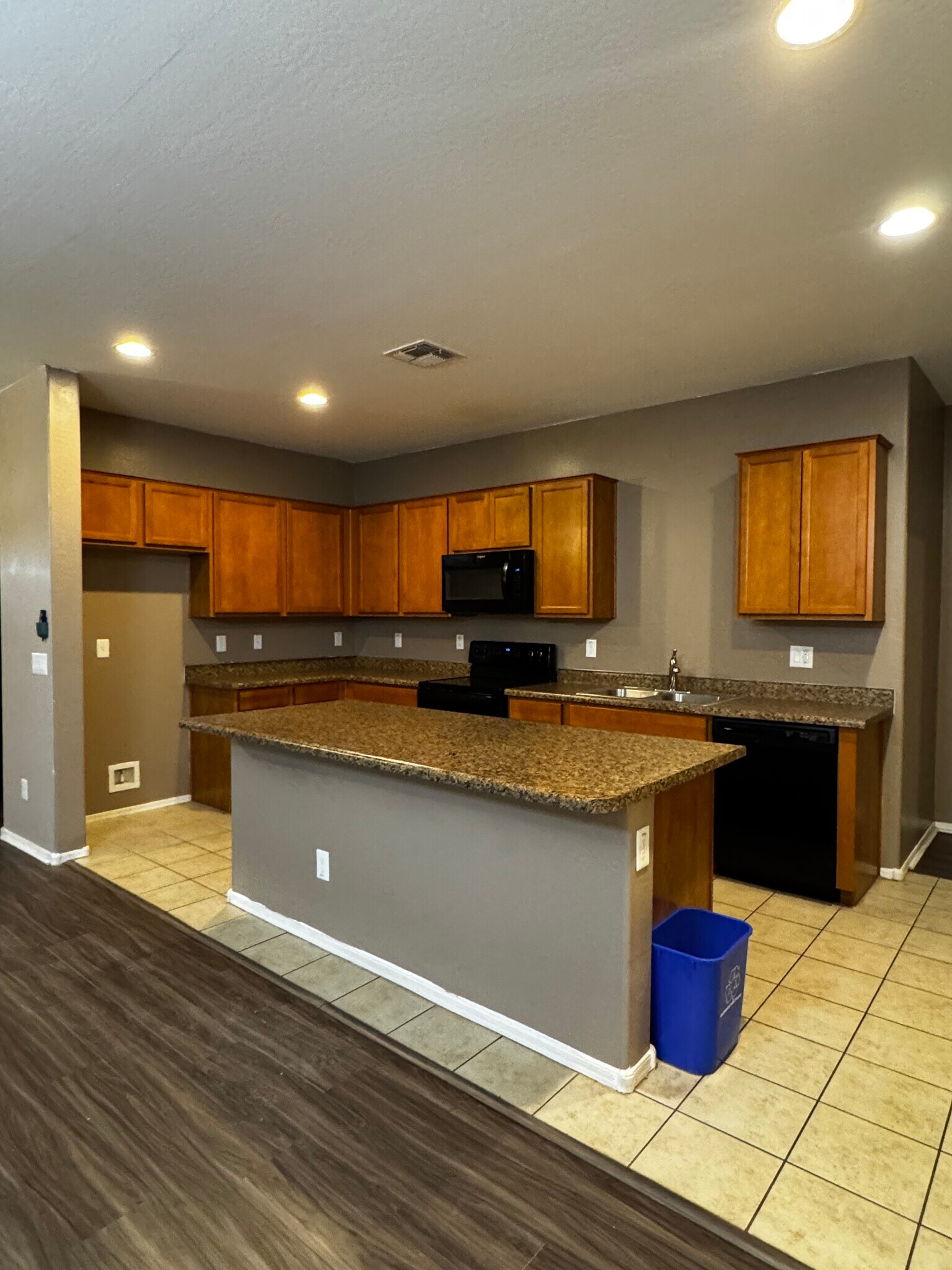 Building Photo - 7136 W Palo Verde Dr