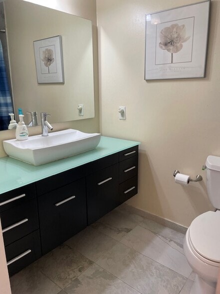 Guest Bathroom - 107 Litchfield Ln