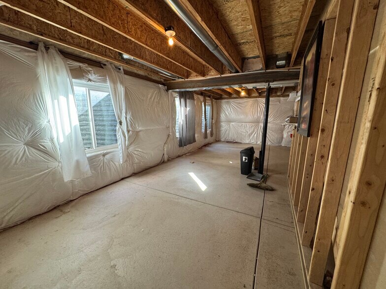 Building Photo - 6670 Big George Dr