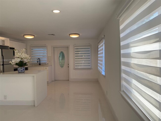 Building Photo - 1141 W 7th St