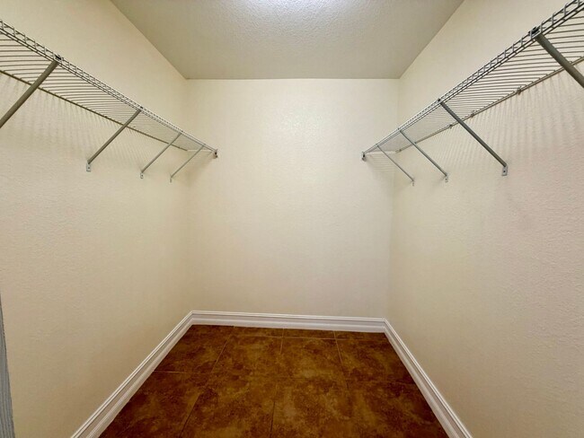 Building Photo - Centrally Located 3 Bedroom 2 Bath 1 Car Garage Duplex- Lawn service and washer and dryer is incl...