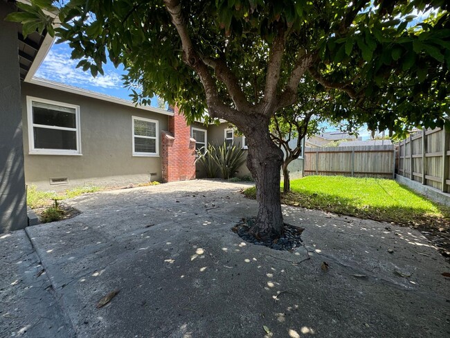 Building Photo - 220 Castaic Ave