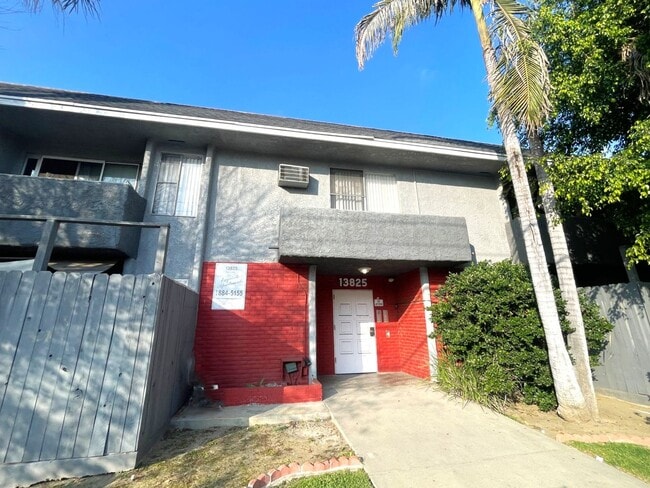 Building Photo - 13825 Vanowen St