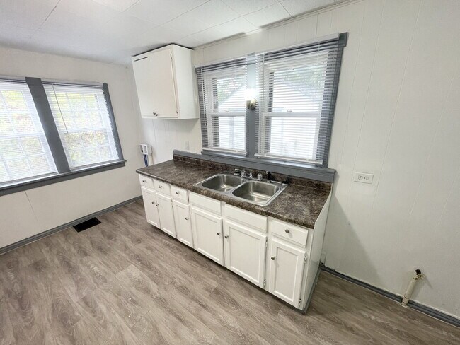 Building Photo - 4 Bedroom Home with garage/workshop combo (has electricity)