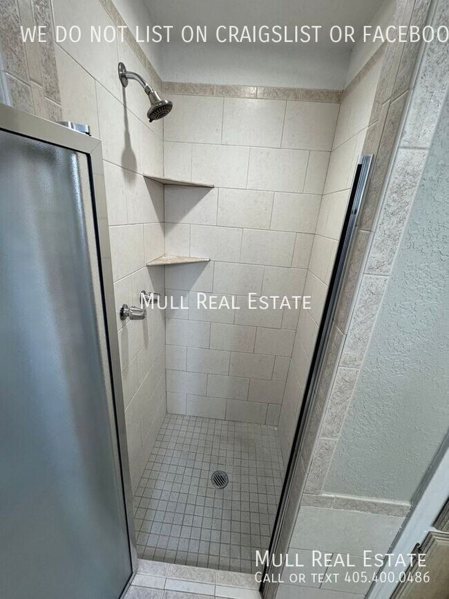 Building Photo - 1622 Chaucer Dr