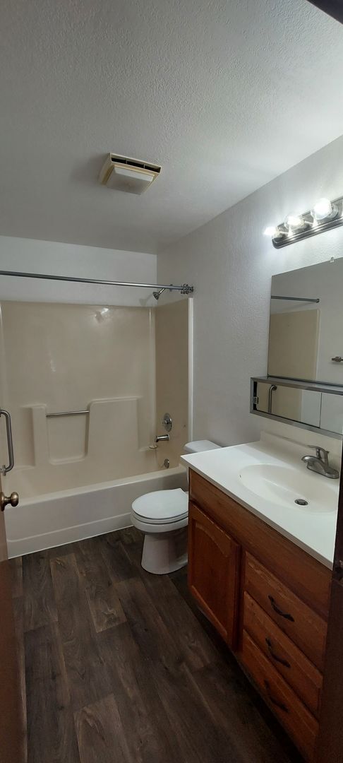 Building Photo - Bright 2 Bedroom Apartment