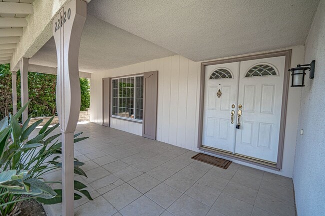 Building Photo - Spacious 4-Bedroom Home with Sun Room & Vi...