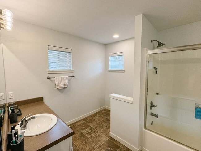 Building Photo - **** Application pending ****