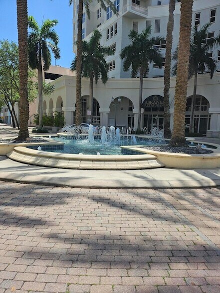 Building Photo - 520 SE 5 Ave