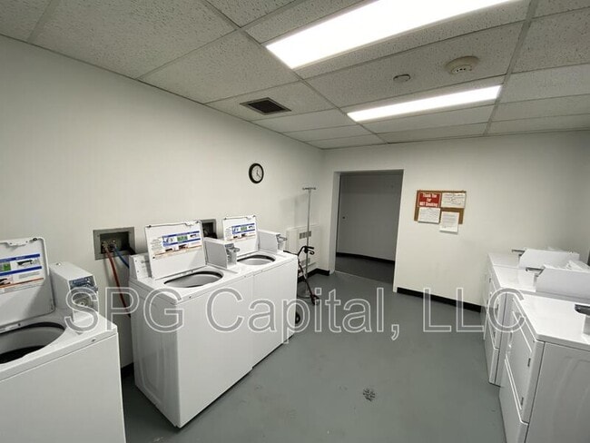 Building Photo - 5 Center Square