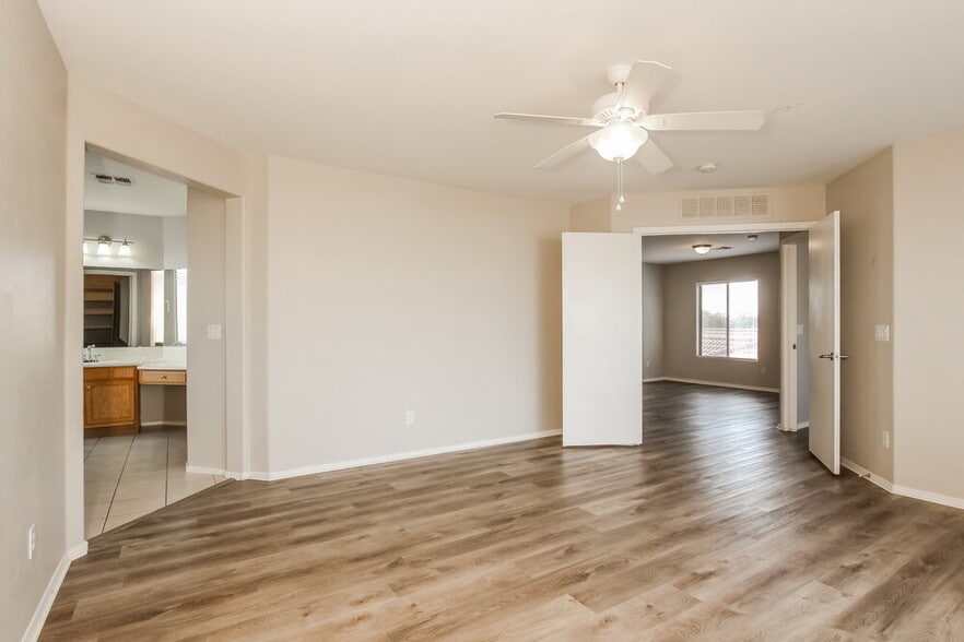 Building Photo - 9522 W Minnezona Ave