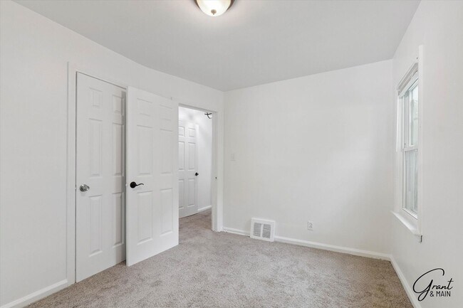 Building Photo - 3 Bedroom - 1 Bath- $1,150.00