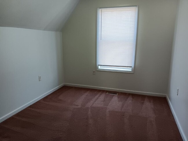 Building Photo - For Rent: 4-bedroom 2-bathroom single family home! Available NOW!