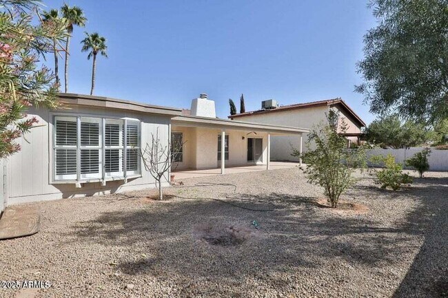 Building Photo - 10421 E Silvertree Dr