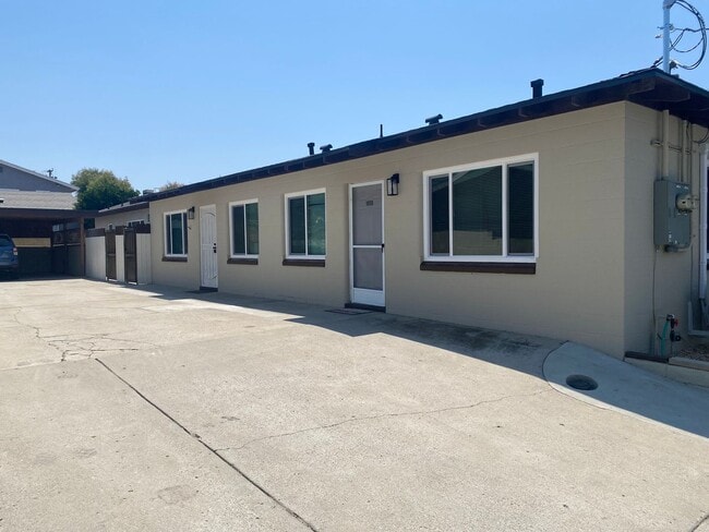 Building Photo - Recently remodeled 2 bed, 1 bath Condo in Central Simi Valley