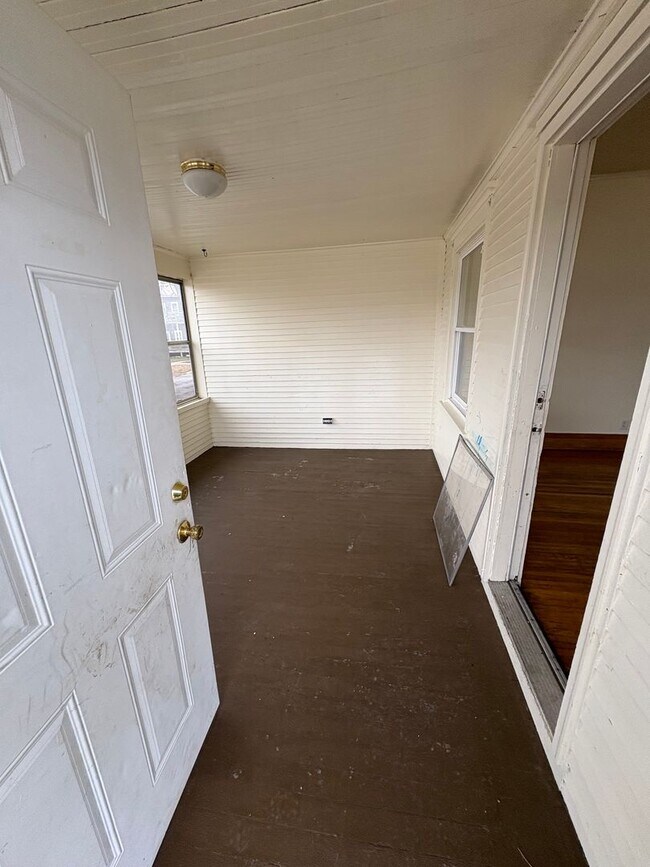 Building Photo - !HALF OFF FIRST MONTHS RENT! 3 Bedroom Single Family Home