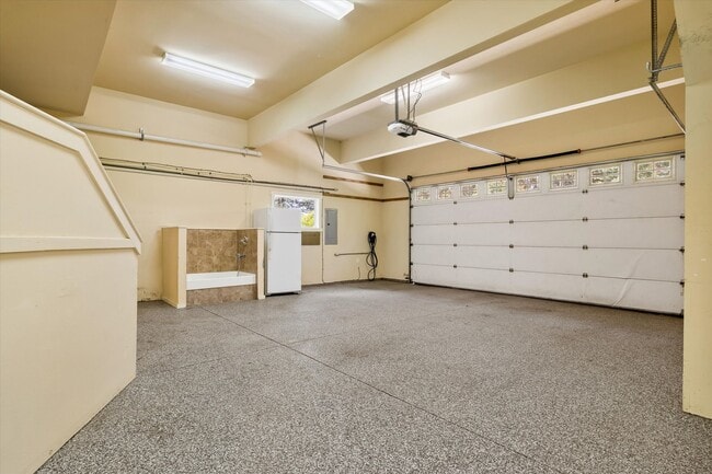 Building Photo - Large home in Awbrey Butte