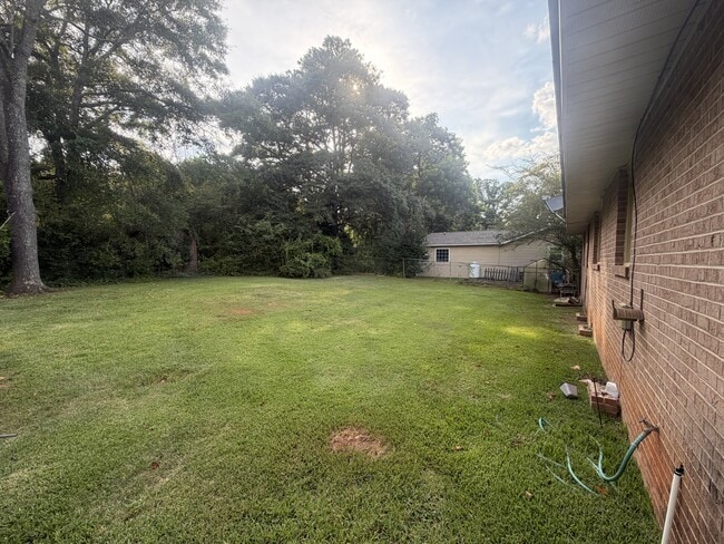 Building Photo - 120 Pinewood Dr
