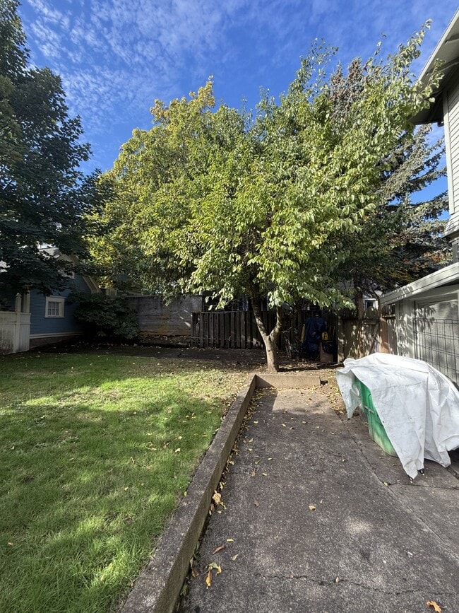 Building Photo - Discover Urban Living at Its Best: Spacious 2-Bedroom Retreat in the Heart of Portland!