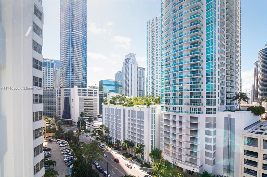 Building Photo - 825 Brickell Bay Dr