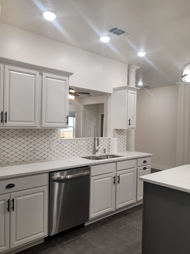 Building Photo - Kerrville, TX  Custom Build Home Ready for Immediate Move In