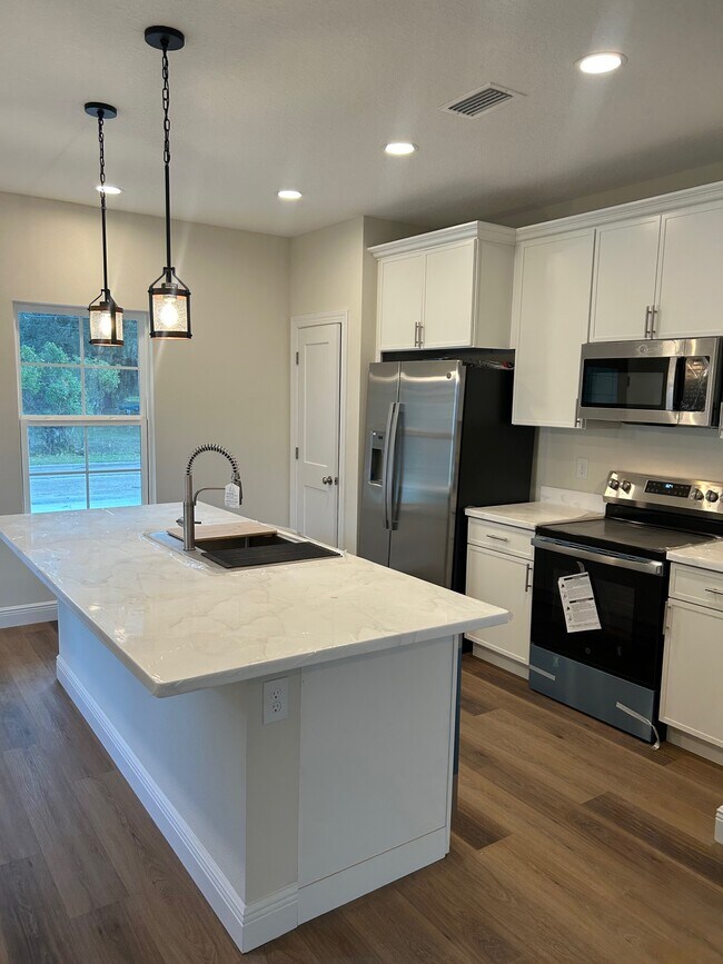 Building Photo - 206 W Fox St