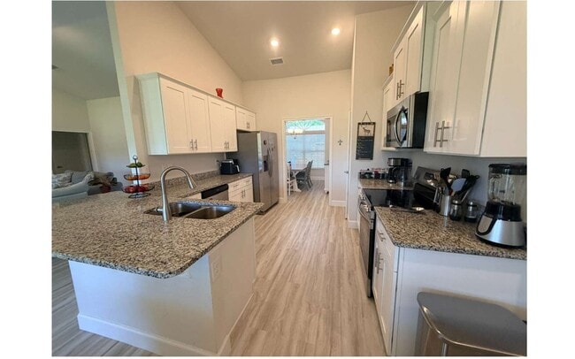 Building Photo - 297 SW Silverpalm Dr