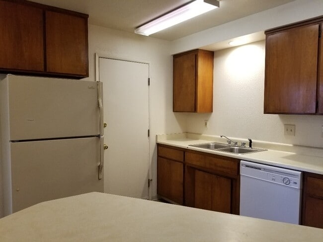 Building Photo - 1685 Cloverlawn Dr