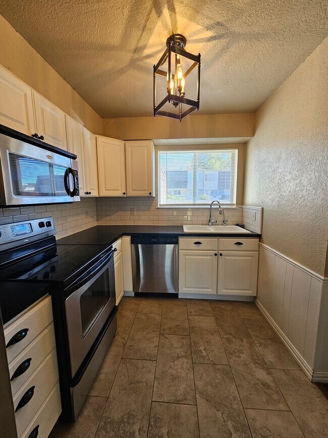 Building Photo - (2) Bed/2.5 (Bath)Townhome! Pool Access!