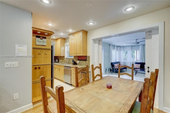 Building Photo - 1637 Cleveland St