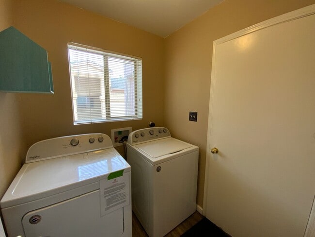Building Photo - 2 Bedroom Single Story Home Available Near...