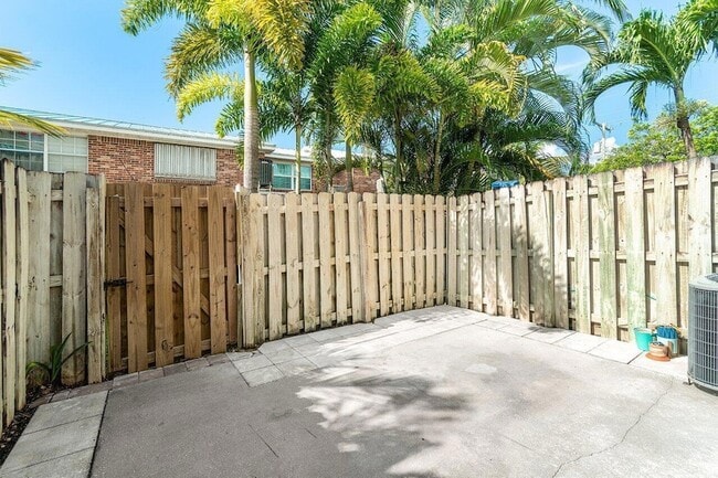 Building Photo - 421 N Cypress Dr