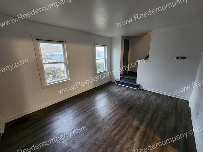 Building Photo - Updated 2 bedroom 1 bathroom duplex