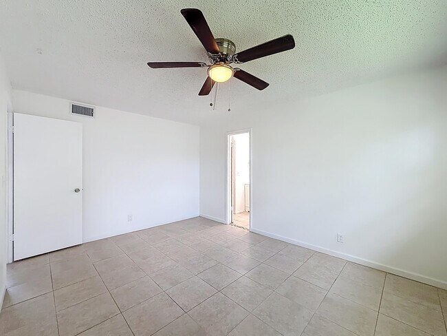 Building Photo - 235 Lake Dora Dr