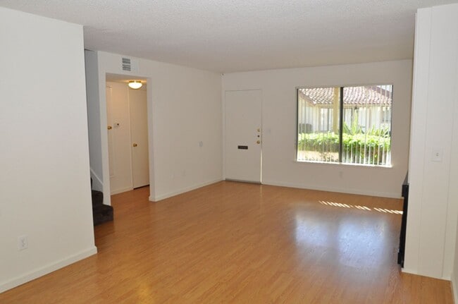 Building Photo - 3 Bdrm/2.5 Bath in Criterion Townhomes Com...