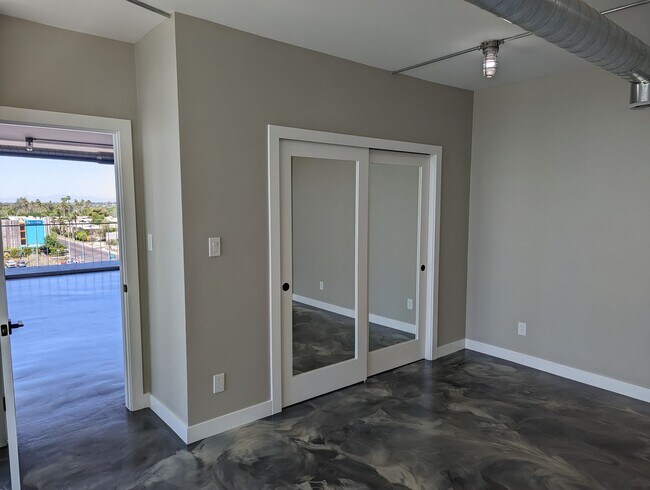 Building Photo - 207 W Clarendon Ave