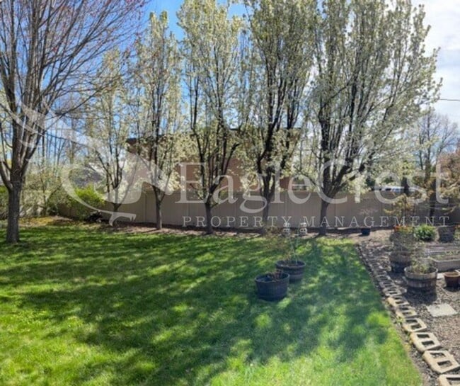 Building Photo - Charming Two Bedroom House with Bonus Room & Large Fenced Yard