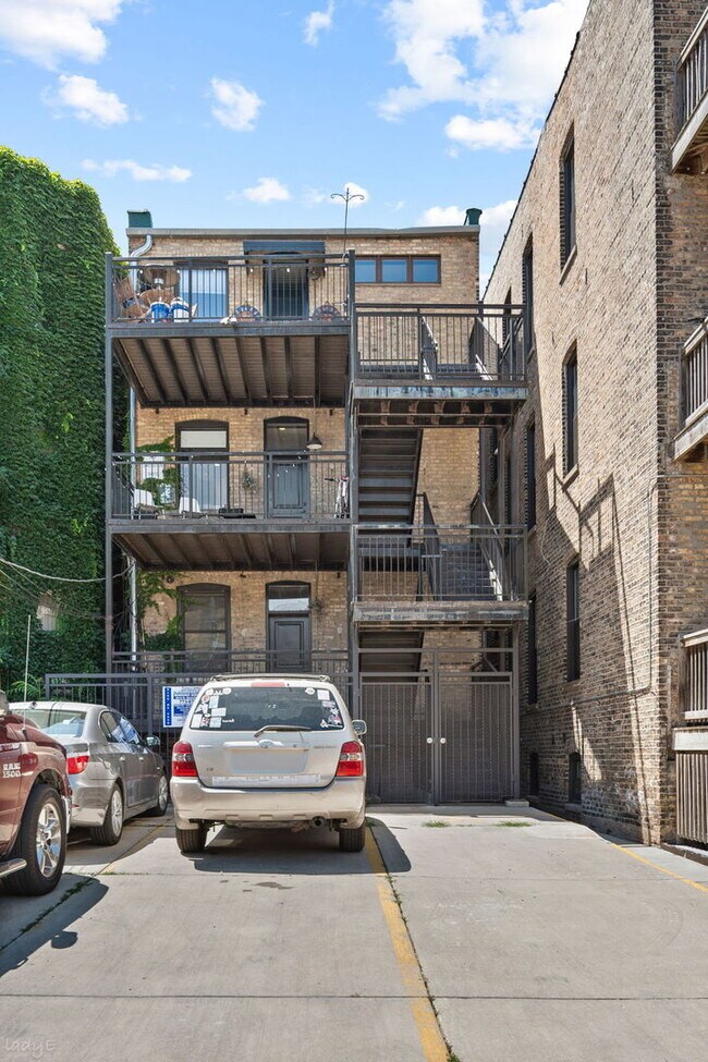 Building Photo - 3513 N Sheffield Ave