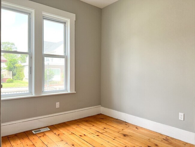 Building Photo - 642 Moody St