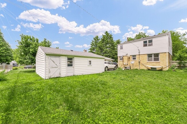 Building Photo - 3 Bedroom Home Located Near Shopping, Dini...