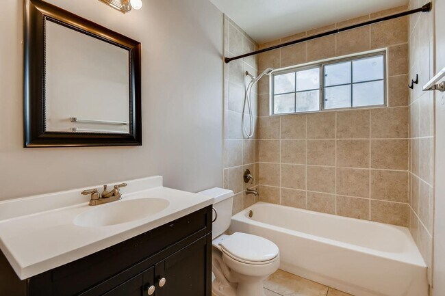 Building Photo - Charming 3 Bedroom Home In Henderson !