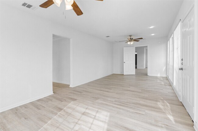 Building Photo - 16643 Lake Cir