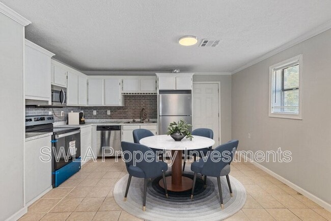 Building Photo - 535 W Lyons St