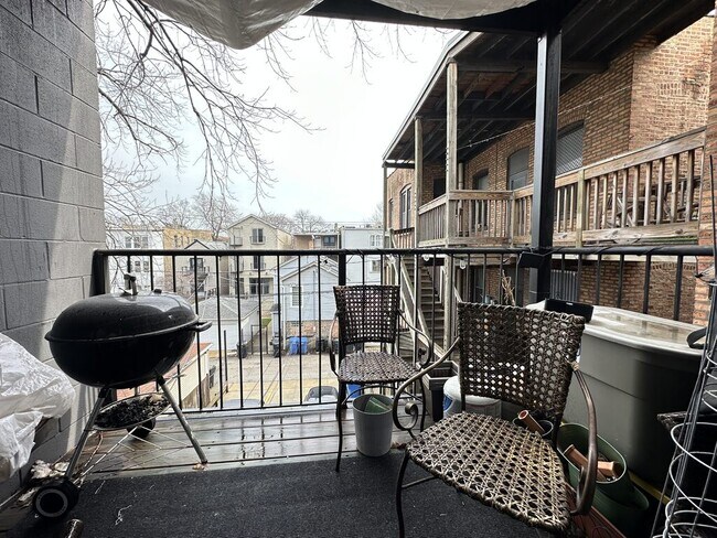 Building Photo - 907 N Damen Ave