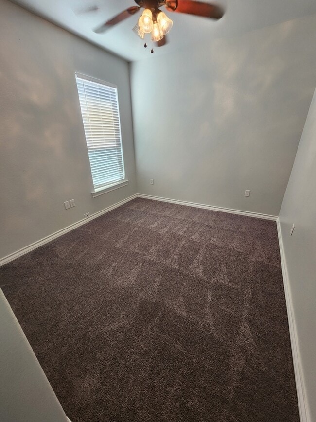 Building Photo - 3 bed 2 bath with 1 car garage