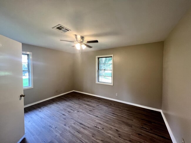 Building Photo - 703 Camellia Dr