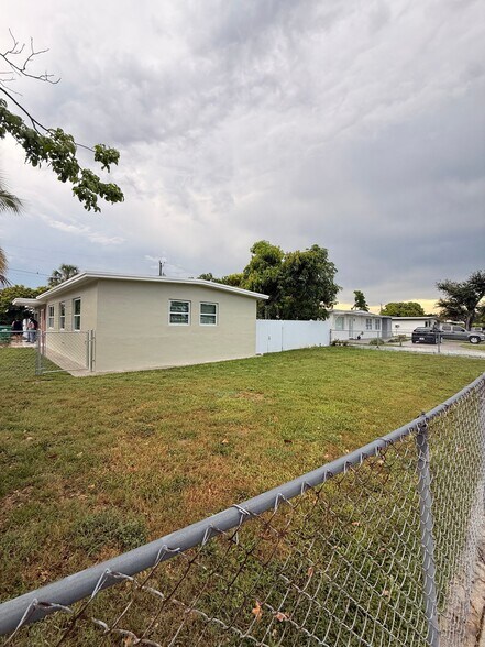 Building Photo - 10555 SW 32nd St