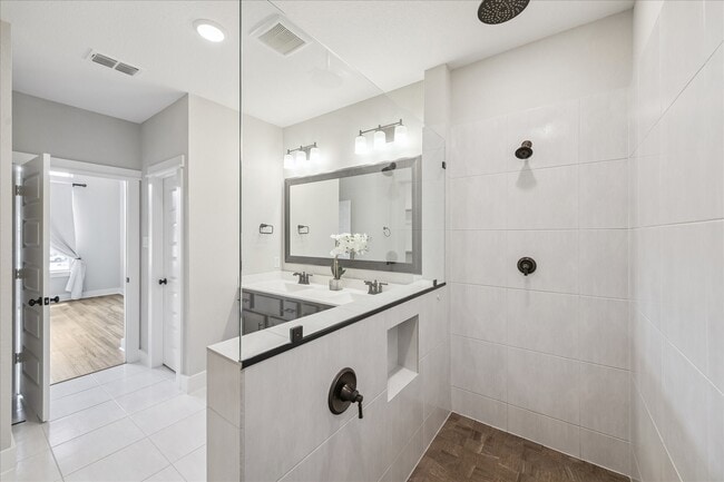 Building Photo - 10942 Brambling Wood Dr